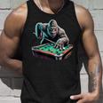 面白いビッグフットサスカッチ ビリヤード プールプレーヤー 男性 男の子 タンクトップ 彼への贈り物