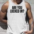 Are You Locked In モチベーションを高めるオールキャップブラックテキストデザイン タンクトップ 彼への贈り物