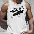 Bite Me 面白いフィッシャーマンフィッシングルアー タンクトップ 彼への贈り物