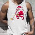 ゴルフをする面白い醜いクリスマスサンタ。 タンクトップ 彼への贈り物