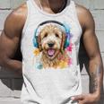 ゴールデンドゥードル、ヘッドフォン、犬、動物プリント タンクトップ 彼への贈り物