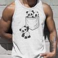 パンダ愛好家のためのポケットの中のかわいいカワイイベイビーパンダ タンクトップ 彼への贈り物