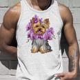 花を持つヨークシャー テリア 長袖tシャツ タンクトップ 彼への贈り物