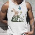 蝶のイースターとデイジーを保持している甘いウサギのウサギ 長袖tシャツ タンクトップ 彼への贈り物