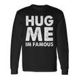 Hug Me I'm Famous ファニーハガー 長袖Tシャツ ギフトのアイデア