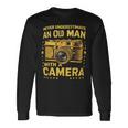 Never Underestimate An Old Man With A Camera レトロ ヴィンテージ 長袖Tシャツ ギフトのアイデア