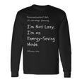 ”私は怠けているのではなく、省エネモードなんです。英訳）ユニークなメッセージ 長袖Tシャツ ギフトのアイデア
