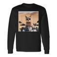 アラビア砂漠でサングラスをかけた猫、ドバイにマッチ。 長袖Tシャツ ギフトのアイデア