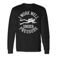 ダイビング I Work Well Under Pressure ダイビング・スポーツ ダイバーの言葉 長袖Tシャツ ギフトのアイデア