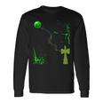 緑のスプレーの木のけん玉を渡ってガラスの球体に煙の波 長袖Tシャツ ギフトのアイデア