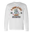 A Book A Day Keep The Mental Breakdown Away Book Lovers 長袖Tシャツ ギフトのアイデア