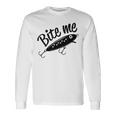 Bite Me 面白いフィッシャーマンフィッシングルアー 長袖Tシャツ ギフトのアイデア