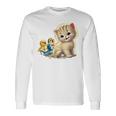 Kitten With Happy Little Birds 長袖Tシャツ ギフトのアイデア