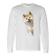 かわいい日本の秋田犬が角をのぞく犬好き。 長袖Tシャツ ギフトのアイデア