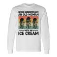 アイスクリームを持った老婆を決して過小評価しない 長袖Tシャツ ギフトのアイデア