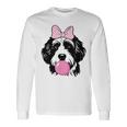バブルガムを持つバーネドゥードル犬 長袖Tシャツ ギフトのアイデア