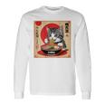 背中にラーメンを食べる緑色の目を持つ日本猫のデザイン。 長袖Tシャツ ギフトのアイデア