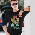 I'm Dillon Doing Dillon Things – 楽しい言葉でクールな名前ディロン 長袖Tシャツ 彼への贈り物