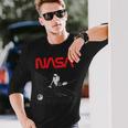 Nasaの宇宙飛行士の掃除機の星のワームのロゴが面白い 長袖Tシャツ 彼への贈り物