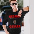 Nesara Gesara、赤い文字。 長袖Tシャツ 彼への贈り物