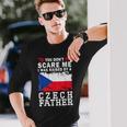 Raised By A Czech Father Father's Day Czech Republic Flag 長袖Tシャツ 彼への贈り物