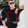 Think Outside The Box 哲学者、本好き、オタクのためのデザイン 長袖Tシャツ 彼への贈り物