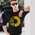 ひまわりと蝶のシルエット、自然の調和。 長袖Tシャツ 彼への贈り物