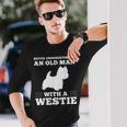 ウェスティ・ドッグを飼っている老人を決して過小評価しないでください 長袖Tシャツ 彼への贈り物