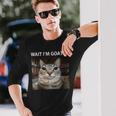 待ってよヤギの愚かな猫のミーム 長袖Tシャツ 彼への贈り物