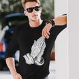 祈るイエスの手 長袖Tシャツ 彼への贈り物