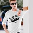 Bite Me 面白いフィッシャーマンフィッシングルアー 長袖Tシャツ 彼への贈り物
