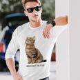 Mischief In Fur 猫写真 キジトラ 猫好き ネタ 猫しもべ 猫飼い 猫依存症 猫オーナー 長袖Tシャツ 彼への贈り物