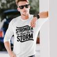Stronger Than Thetorm Motivational Inspirational Positive 長袖Tシャツ 彼への贈り物