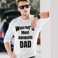 World's Most Adequate Dad はポップへの面白いギフトになります。 長袖Tシャツ 彼への贈り物