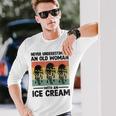 アイスクリームを持った老婆を決して過小評価しない 長袖Tシャツ 彼への贈り物