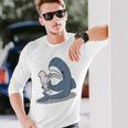 イカを噛み切ることができないサメ 長袖Tシャツ 彼への贈り物