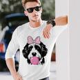 バブルガムを持つバーネドゥードル犬 長袖Tシャツ 彼への贈り物