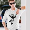 フライングvギターで遊ぶ猫 長袖Tシャツ 彼への贈り物