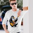 ベースギターを弾くペンギン ペンギン 長袖Tシャツ 彼への贈り物