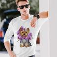 花を持つヨークシャー テリア 長袖tシャツ 長袖Tシャツ 彼への贈り物