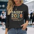 2026 年のパパ これからパパになる人 父親になる予定の人 未来のパパ 長袖Tシャツ 彼女への贈り物