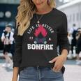 Life Is Better By The Bonfire キャンプファイヤー キャンプ アウトドア ハイカー 長袖Tシャツ 彼女への贈り物