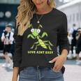 Love Ain't Easy カマキリ ユーモア 昆虫 恋人 ジョーク 長袖Tシャツ 彼女への贈り物