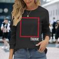 Think Outside The Box 哲学者、本好き、オタクのためのデザイン 長袖Tシャツ 彼女への贈り物