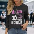 サッカーでゴールを決めた少女 長袖Tシャツ 彼女への贈り物