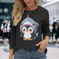 サメのコスチュームを着た面白いペンギン 長袖Tシャツ 彼女への贈り物
