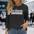 猫のひっかき傷から生き残った私は猫のひっかき傷から生き残りました 長袖Tシャツ 彼女への贈り物