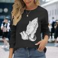 祈るイエスの手 長袖Tシャツ 彼女への贈り物