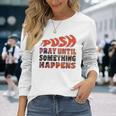 Pray Untilomething Happens インスピレーショナル クリスチャン 長袖Tシャツ 彼女への贈り物