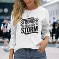 Stronger Than Thetorm Motivational Inspirational Positive 長袖Tシャツ 彼女への贈り物